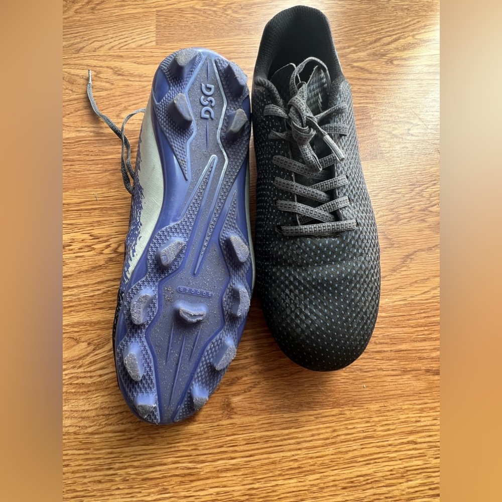 DSG Kids size 5.5 Soccer Cleats